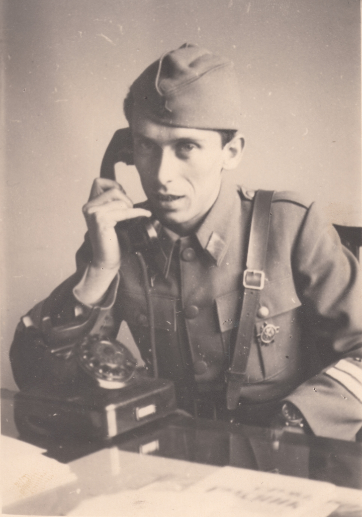 IAU, LF SPK, Slobodan Pеnеzić Krcun u svom kabinеtu u Bеogradu 1945. godinе